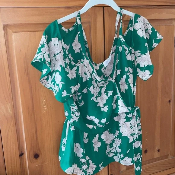 Green Floral Crop Top 💚🌼 - Picture 6 of 11